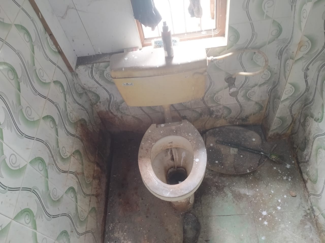 Bathroom before cleaning